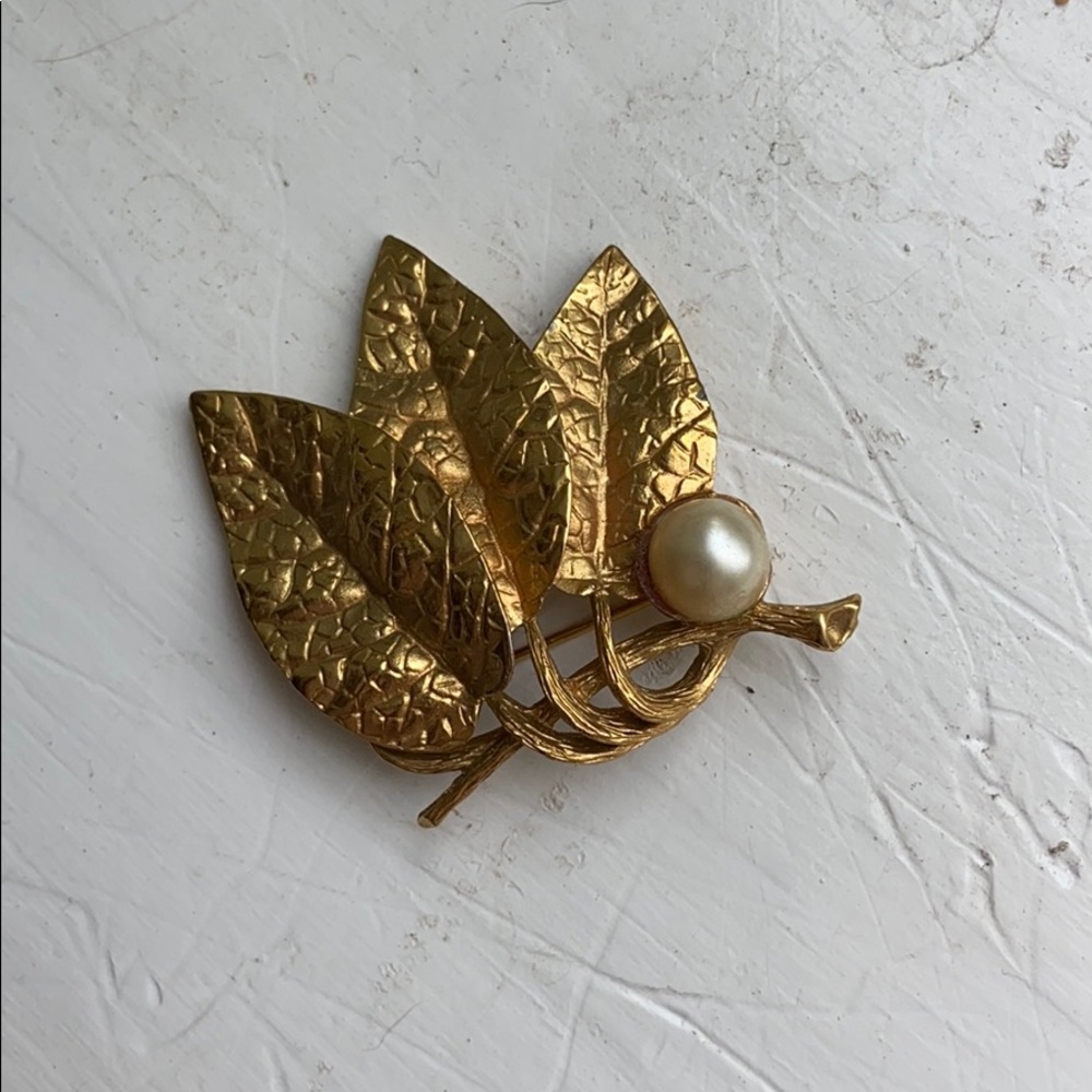 (CLOSET CLOSING FINAL SALE) Lovely Vintage Pearl Gold Leaf Brooch
